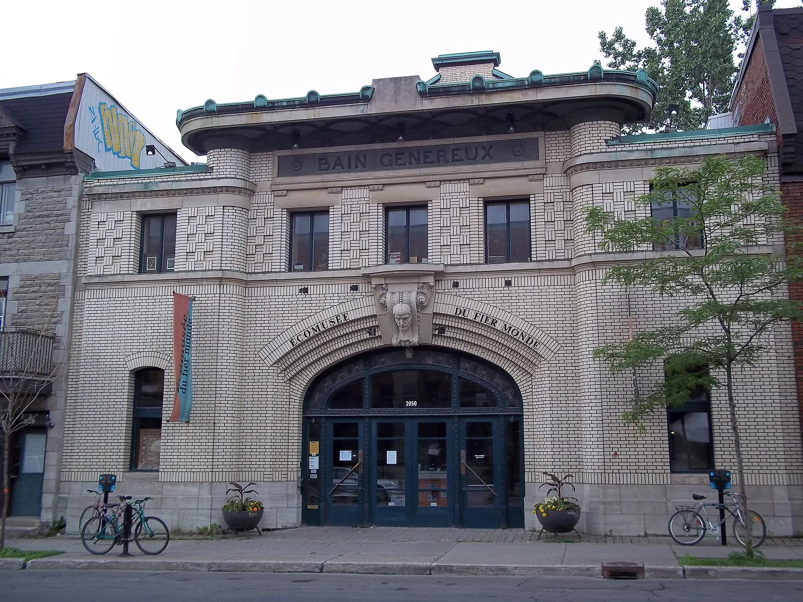 The arched brick entrance of the former Bain Généreux public bathhouse, home of the Écomusée du fier monde