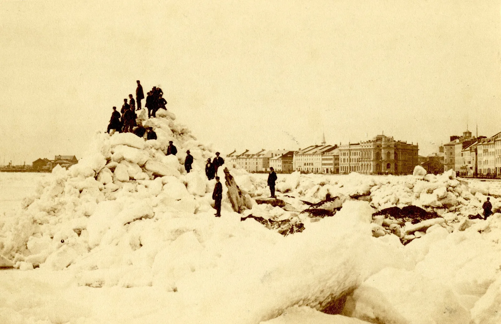People climbing on piled river ice on the St. Lawrence in front of rue de la Commune, Montreal, in a 19th-century photograph